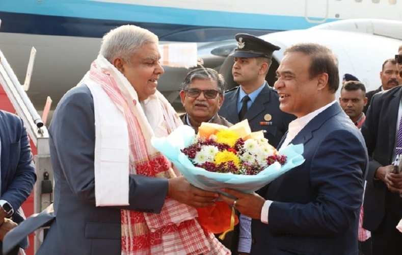 गुवाहाटी पहुंचे उपराष्ट्रपति, हवाई अड्डे पर मुख्यमंत्री ने किया स्वागत