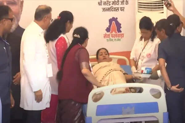 दिल्ली की मुख्यमंत्री ने पीएम मोदी के जन्मदिन पर रक्तदान कर दिखाई सेवा की मिसाल