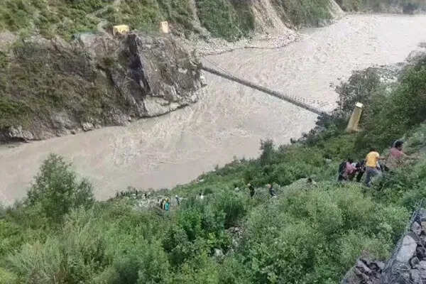 भयानक सड़क हादसा: यात्रियों से भरा टेंपो ट्रैवलर अलकनंदा नदी में गिरा