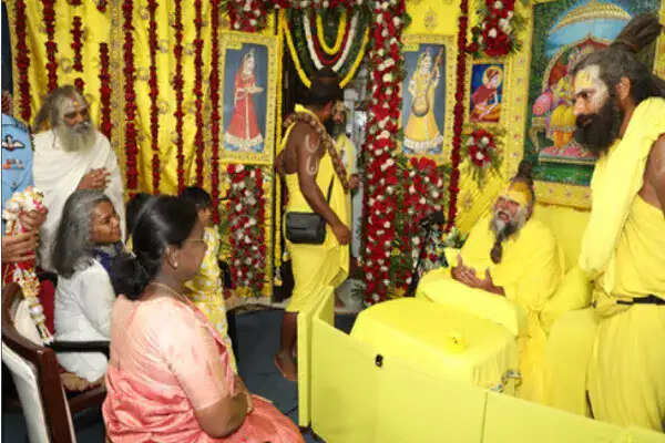 राष्ट्रपति द्रौपदी मुर्मु का वृंदावन दौरा: संत प्रेमानंद महाराज से मुलाकात