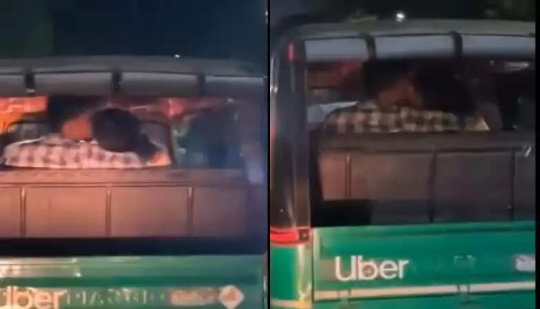 सोशल मीडिया पर वायरल हुआ ऑटो में लिपलॉक का वीडियो