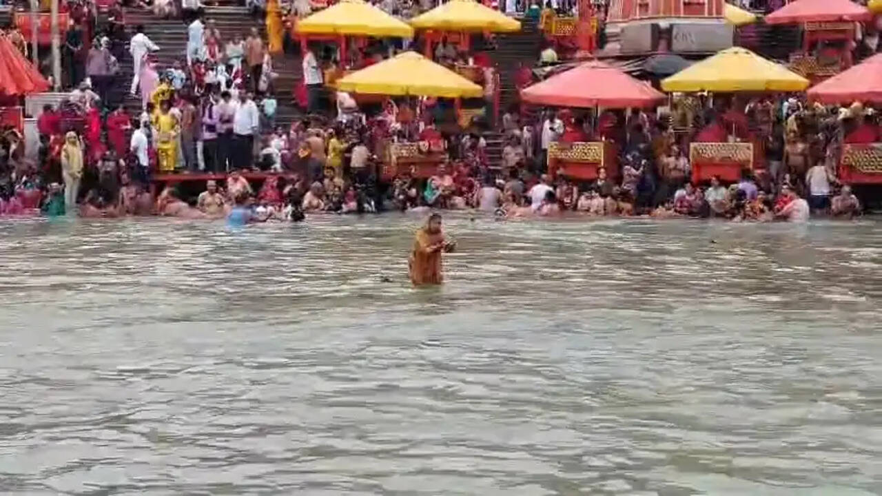 हरिद्वार में निर्जला एकादशी पर श्रद्धालुओं की भारी भीड़