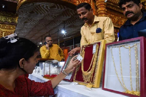 सोने की कीमतें अंतरराष्ट्रीय बाजार में 4,000 डॉलर प्रति औंस के पार