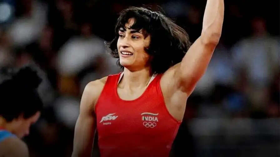 विनेश फोगाट का WFI के खिलाफ संघर्ष जारी, अनुशासनहीनता के आरोपों का सामना