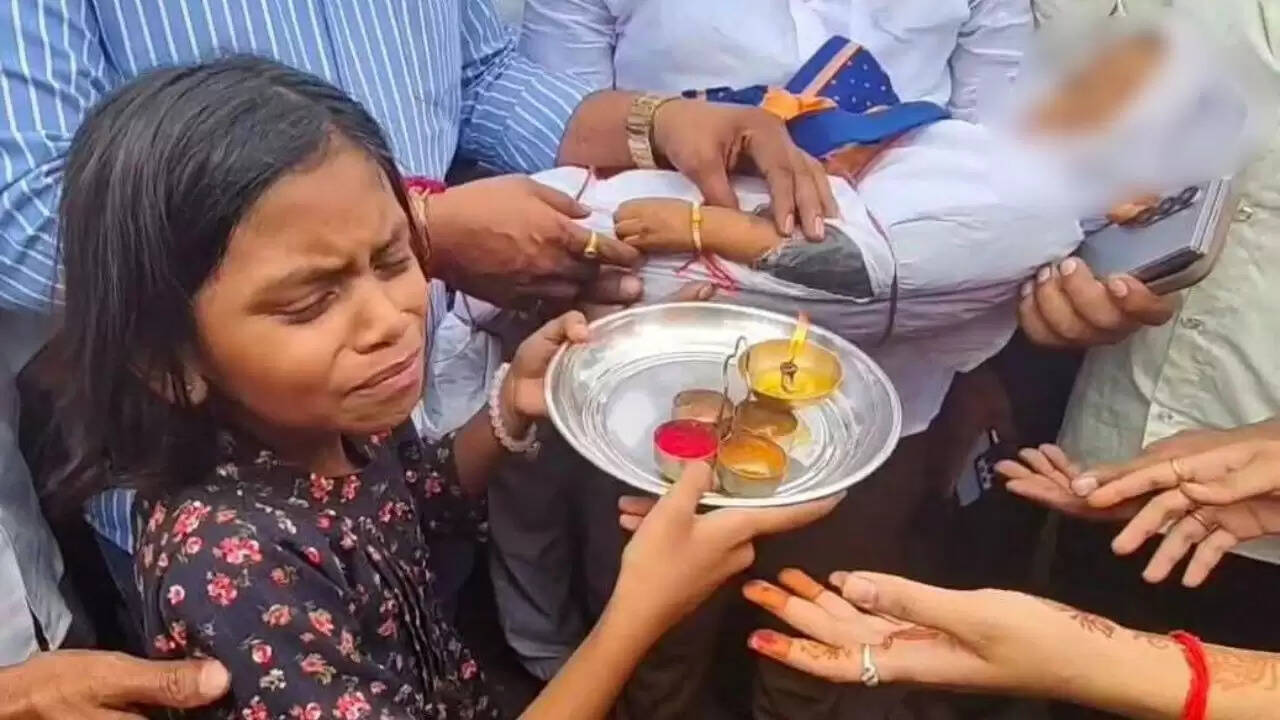 महाराष्ट्र में दिल दहला देने वाली घटना: छोटी बहन ने भाई की कलाई पर बांधी राखी
