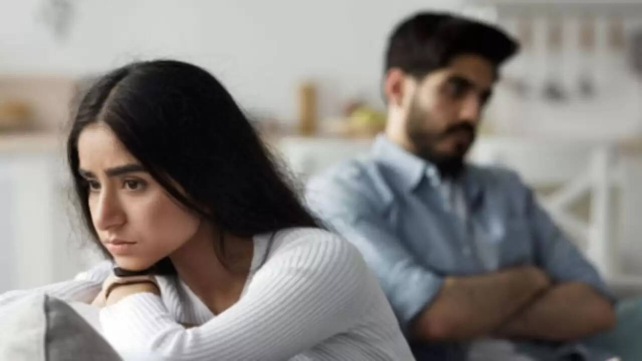 क्या रिश्तों में खामोशी सुखद है या परेशानी का संकेत?