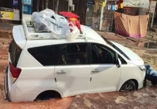 आगरा में सीएम ग्रिड योजना की पहली बारिश में खुली पोल, सड़कों का हुआ बुरा हाल