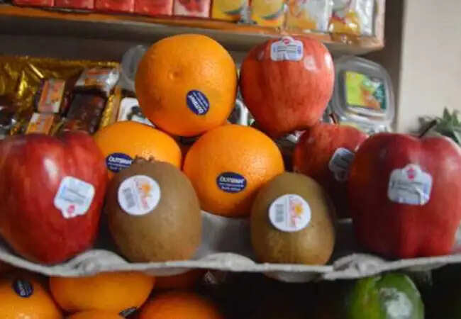 फलों और सब्जियों पर स्टिकर: क्या ये आपकी सेहत के लिए महत्वपूर्ण हैं?