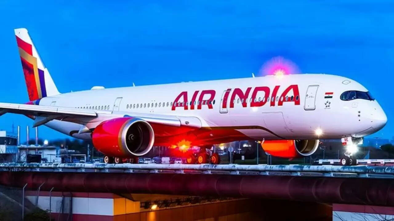 एयर इंडिया विमान को बम की धमकी, आपातकालीन लैंडिंग की गई