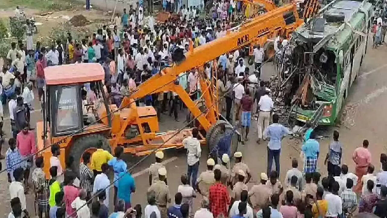 तमिलनाडु में सड़क दुर्घटना: सात लोगों की जान गई, राहत कार्य जारी