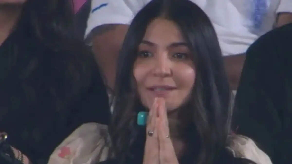 Virat Kohli की शानदार पारी के बीच Anushka Sharma की भक्ति ने जीते दिल
