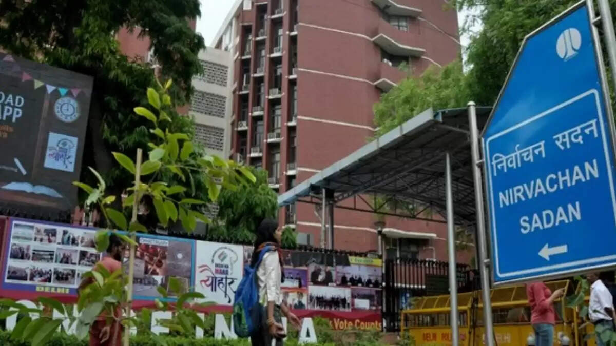 बिहार में SIR विवाद: चुनाव आयोग और विपक्ष के बीच बढ़ी तनातनी