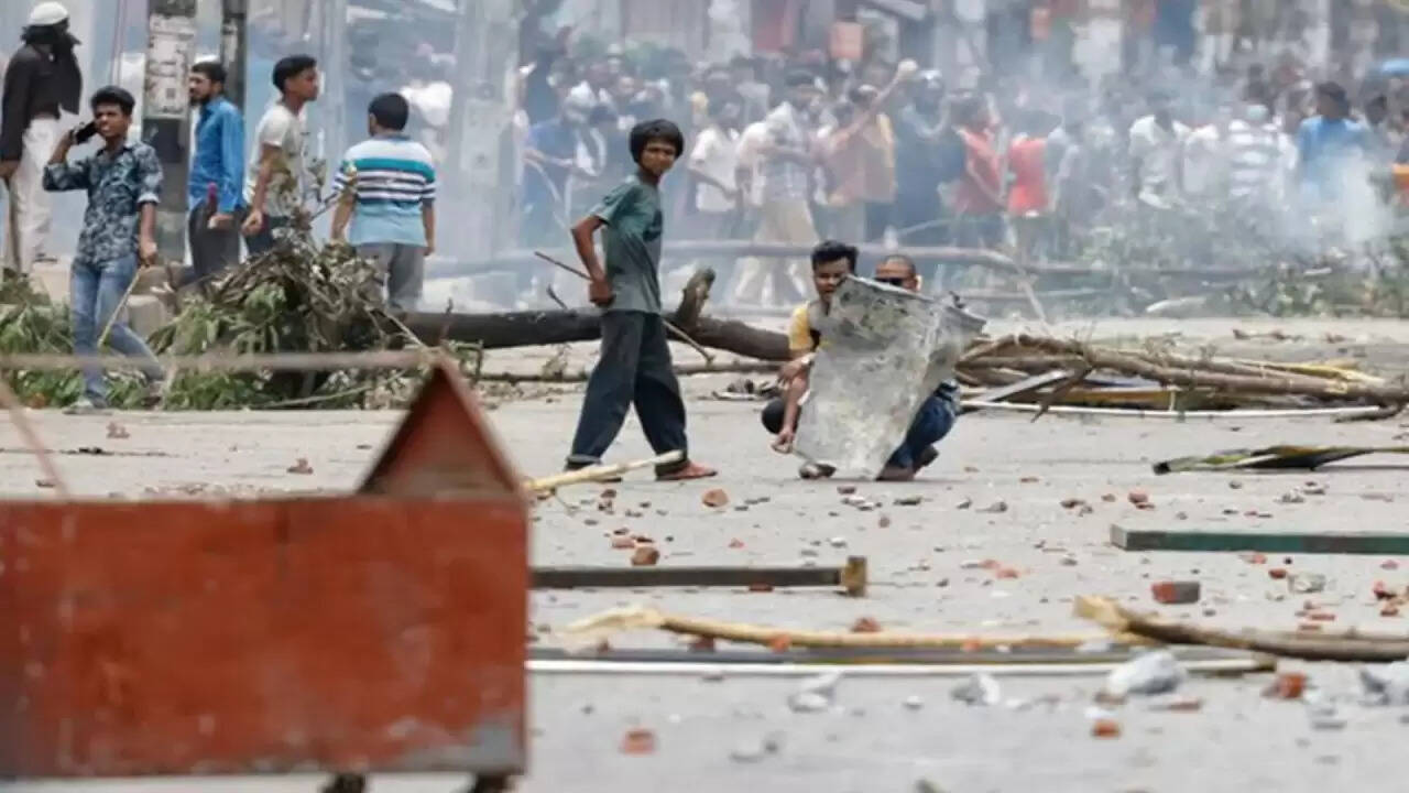 बांग्लादेश में सामुदायिक हिंसा: आदिवासी लड़की के बलात्कार के बाद भड़की आग