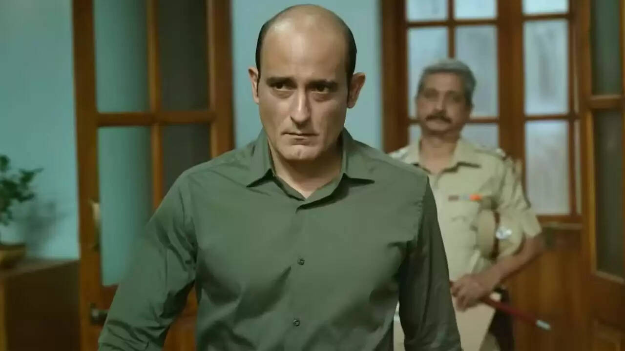 अक्षय खन्ना पर लगे गंभीर आरोप: फिल्म 'सेक्शन 375' के डायरेक्टर का खुलासा