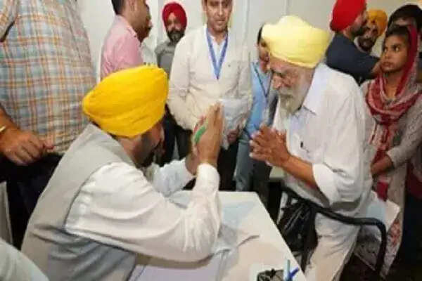 पंजाब सरकार द्वारा बुजुर्गों को समय पर पेंशन का लाभ