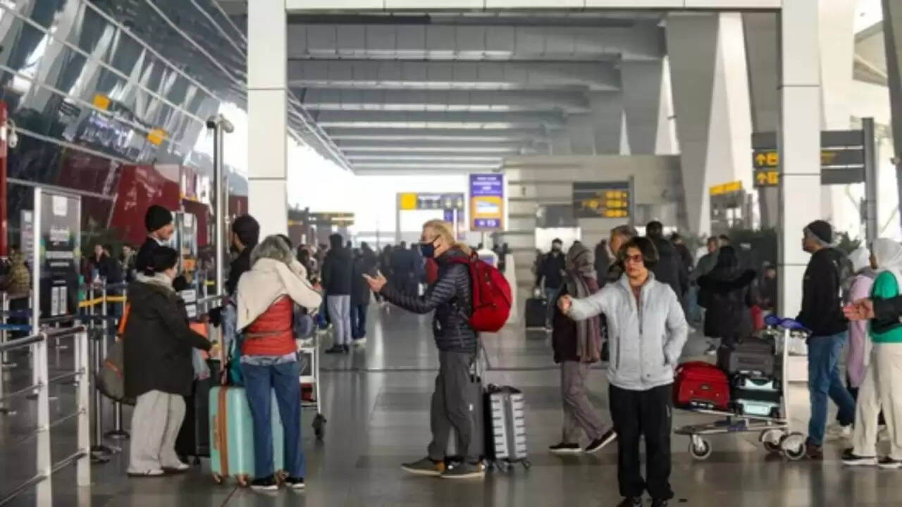 दिल्ली में बारिश का असर: उड़ानें प्रभावित, यातायात में रुकावट