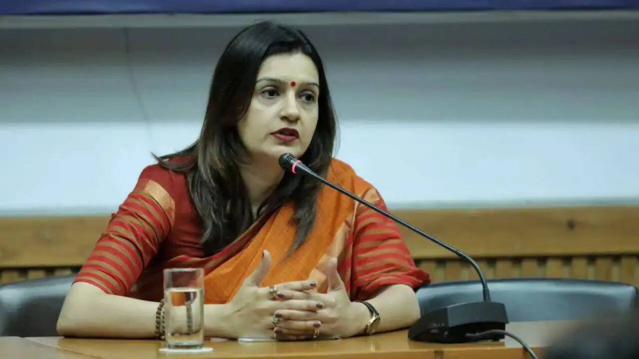 प्रियंका चतुर्वेदी ने न्यायपालिका की कार्यप्रणाली पर उठाए सवाल