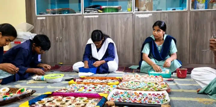 दिव्यांग बेटियों ने बनाई पर्यावरण अनुकूल राखियां, दिया स्वावलंबन का संदेश