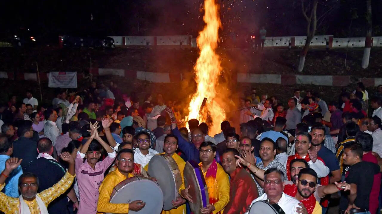 होलिका दहन 2026: शुभ मुहूर्त और राख के महत्व