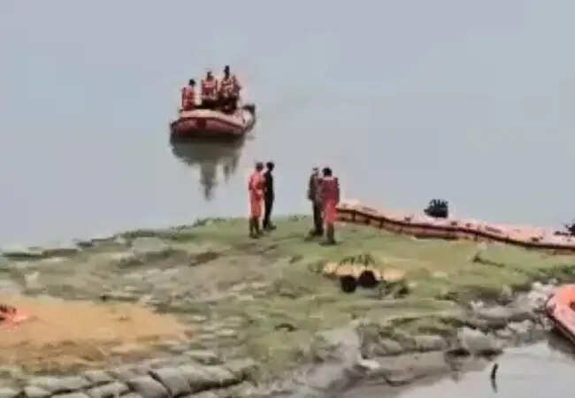 हमीरपुर में यमुना नदी में नाव पलटने से बच्चों की लापता होने की घटना