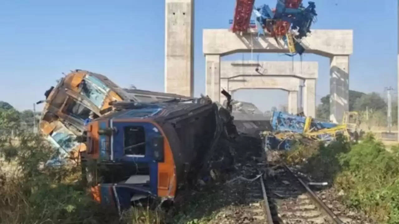 थाईलैंड में भयानक रेल दुर्घटना: निर्माणाधीन क्रेन गिरने से 22 की मौत
