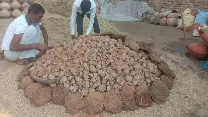 दीपावली में अपने दीये से लोगों के घर रोशन करने वाले कुम्हारों की जिंदगी अंधेरे में