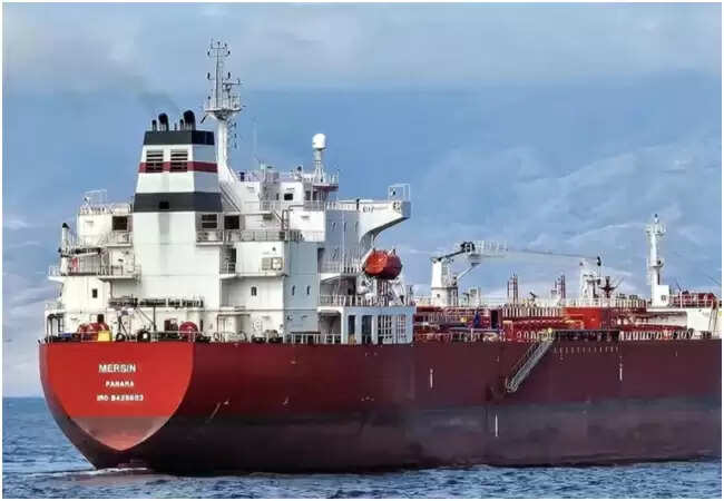 अमेरिका ने रूसी तेल खरीद पर प्रतिबंधों की छूट एक महीने के लिए बढ़ाई