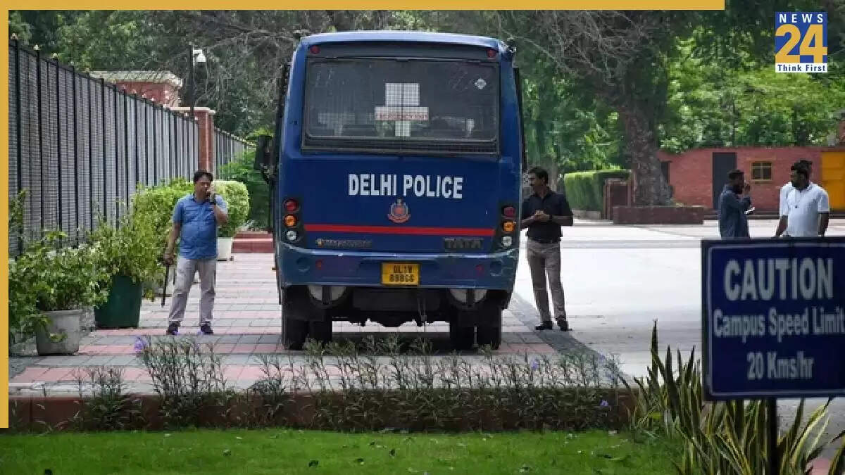 दिल्ली के कॉलेजों में बम धमकी से हड़कंप, पुलिस ने किया सर्च ऑपरेशन