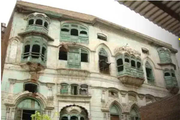 राज कपूर की ऐतिहासिक हवेली को भूकंप और बारिश से हुआ नुकसान