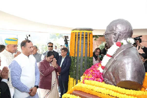 सीएम रेखा गुप्ता ने महापरिनिर्वाण दिवस पर बाबा साहेब को श्रद्धांजलि दी