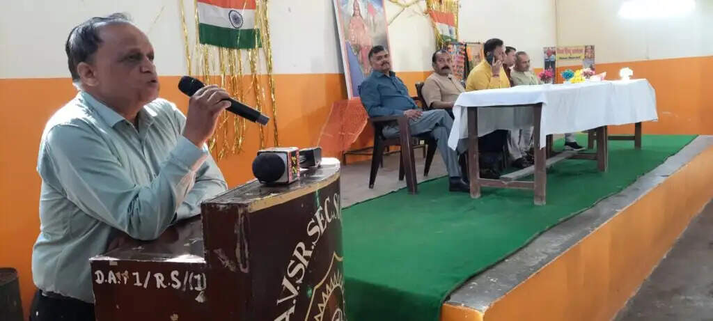 गांधीनगर के डीएवी विद्यालय में आचार्य सुनील जैन का विदाई समारोह