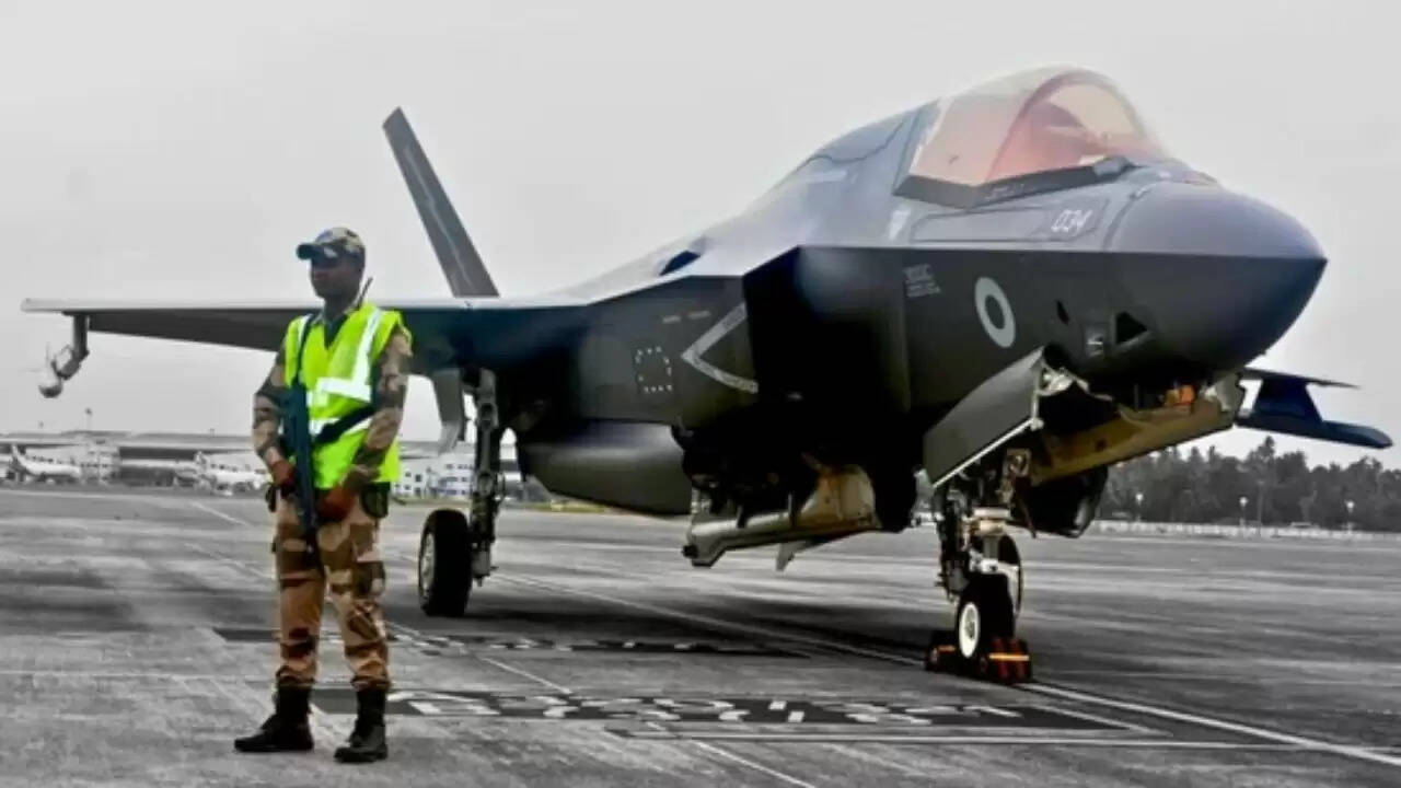 केरल हवाईअड्डे पर फंसे F-35B फाइटर जेट को हटाया गया