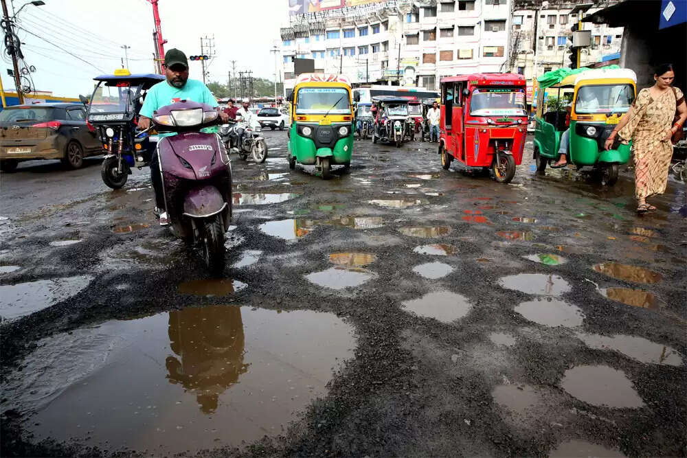 भारत की सड़कें: विकास की चमक और गड्ढों की सच्चाई