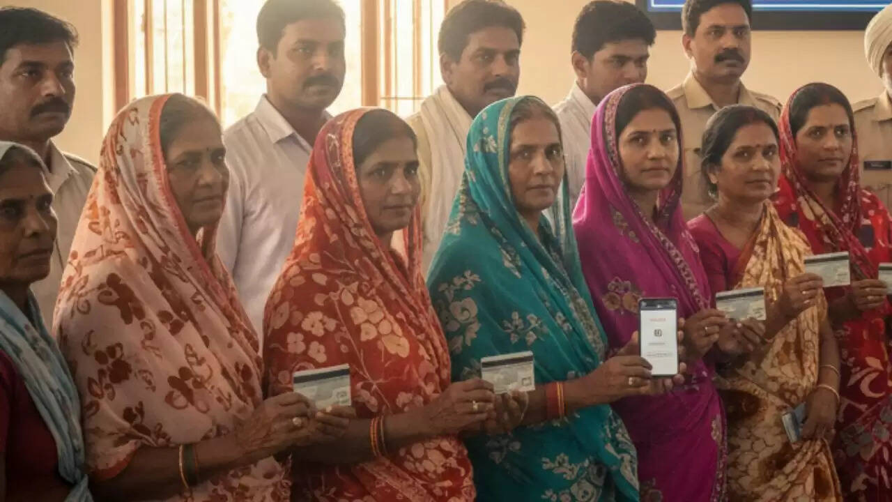 बिहार चुनाव में महिलाओं के लिए 10,000 रुपये का कैश ट्रांसफर: राजनीतिक रणनीति का असर