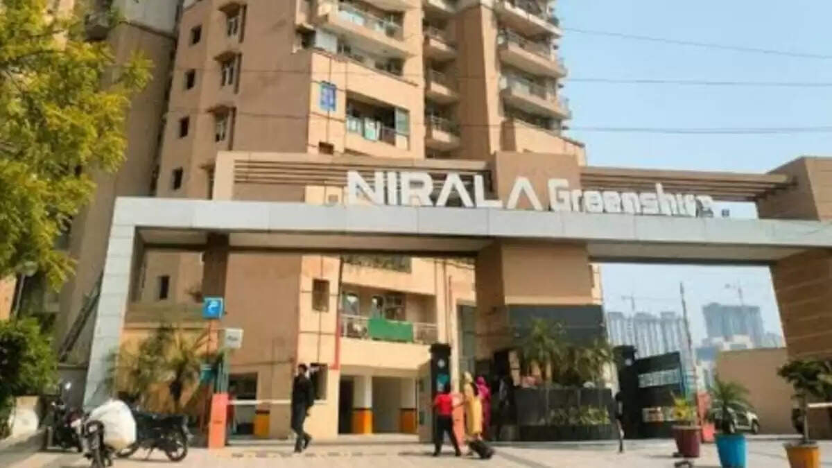 ग्रेटर नोएडा वेस्ट में बिजली कटौती से निवासियों की बढ़ी मुश्किलें