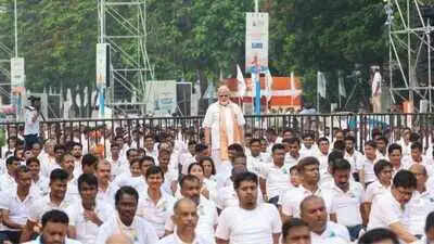 प्रधानमंत्री मोदी ने कोलकाता में 12वें अंतरराष्ट्रीय योग दिवस का नेतृत्व किया