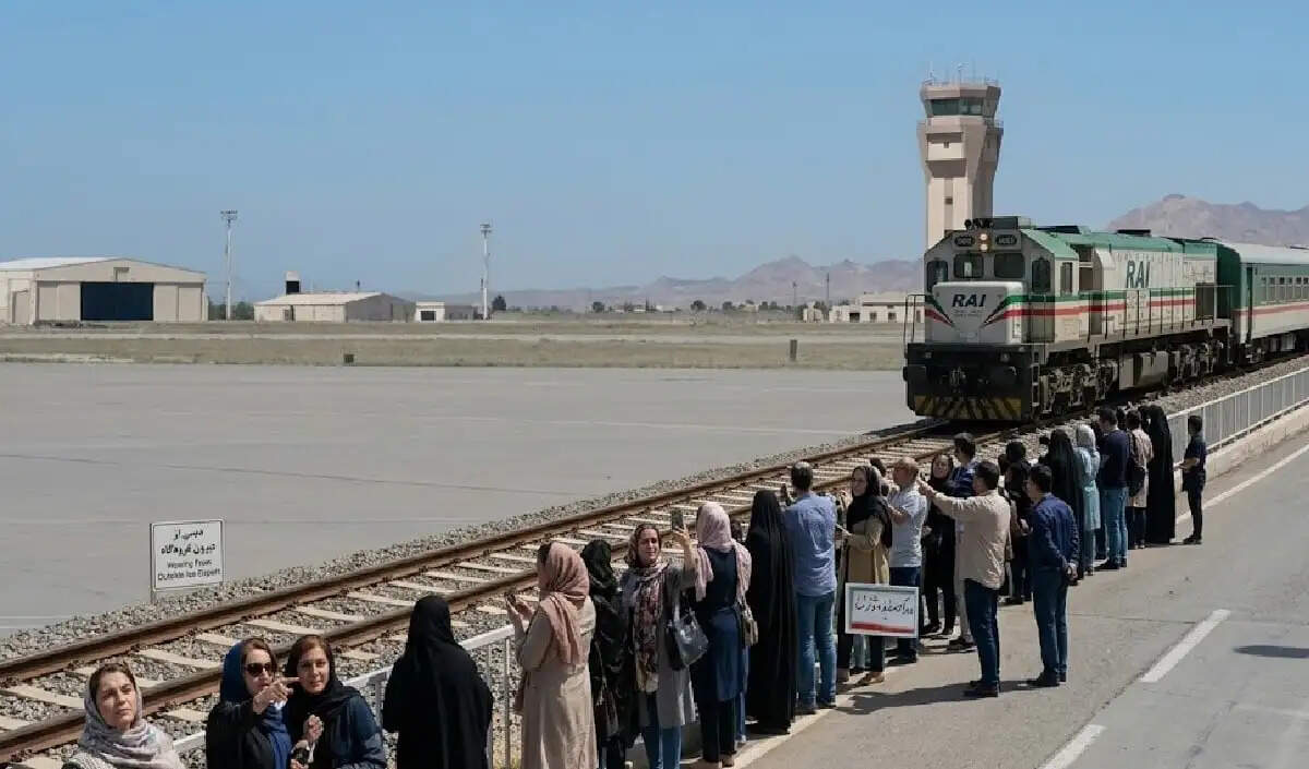 इजरायल ने ईरान के नागरिकों को रेलवे से दूर रहने की सलाह दी
