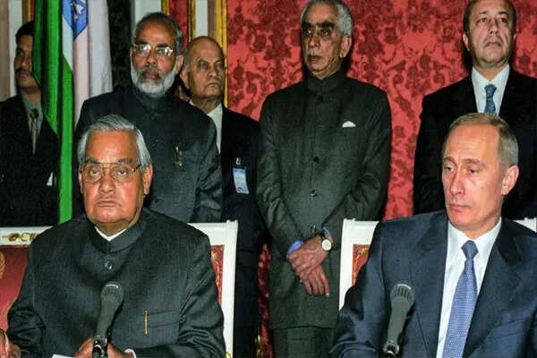 प्रधानमंत्री मोदी ने पुतिन का एयरपोर्ट पर किया स्वागत, 24 साल की दोस्ती का प्रतीक