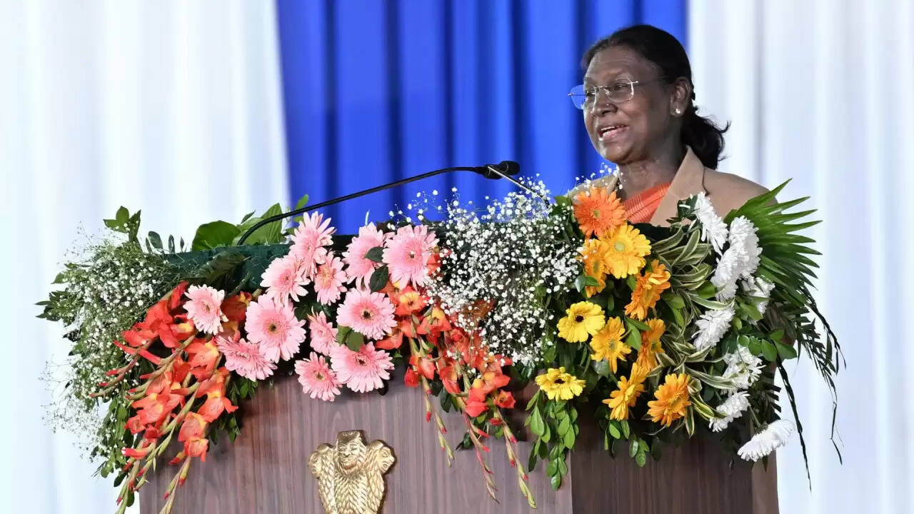 राष्ट्रपति द्रौपदी मुर्मू का झारखंड दौरा: शिक्षा को बताया आदिवासी विकास की कुंजी