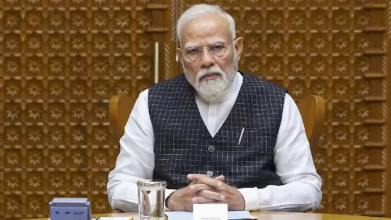 पीएम मोदी ने आतंकी हमले में शहीद शुभम द्विवेदी के परिवार से की मुलाकात, जताई संवेदना