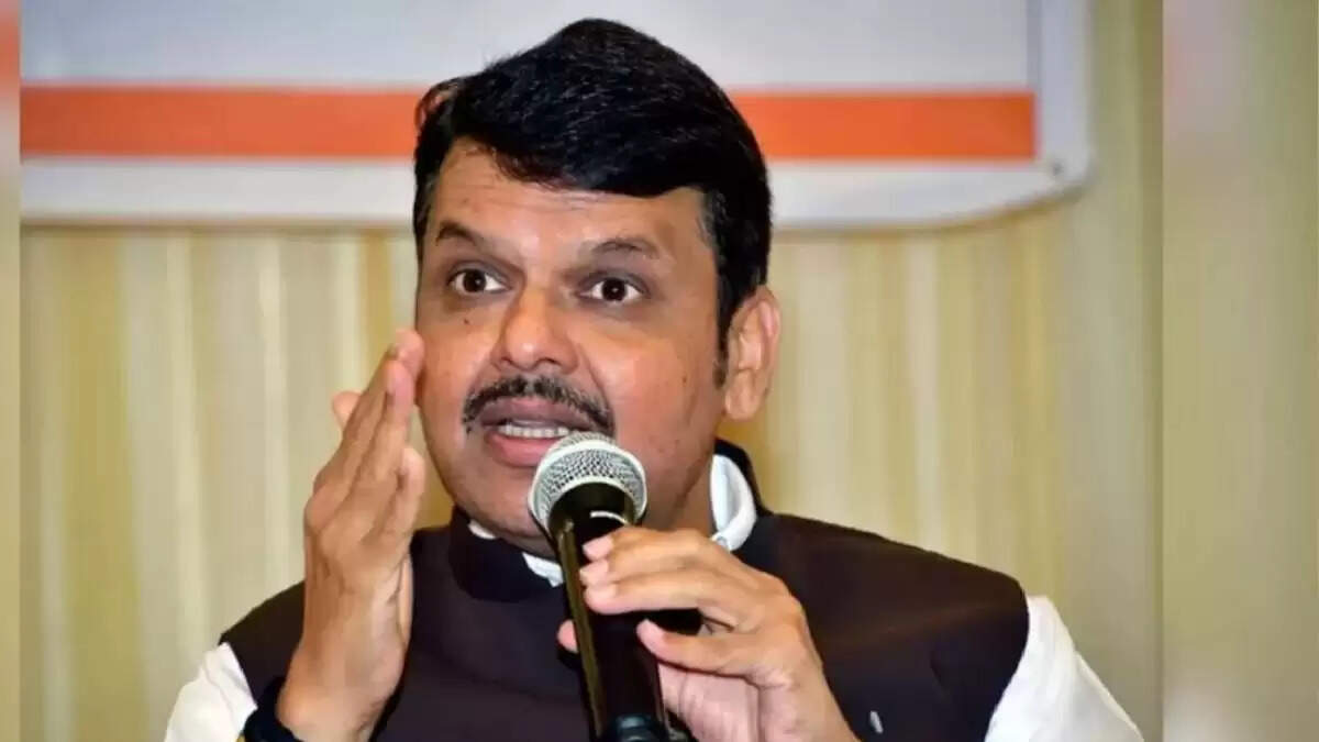 महाराष्ट्र के सीएम फडणवीस ने मंत्रियों को दी विवादों से बचने की सलाह
