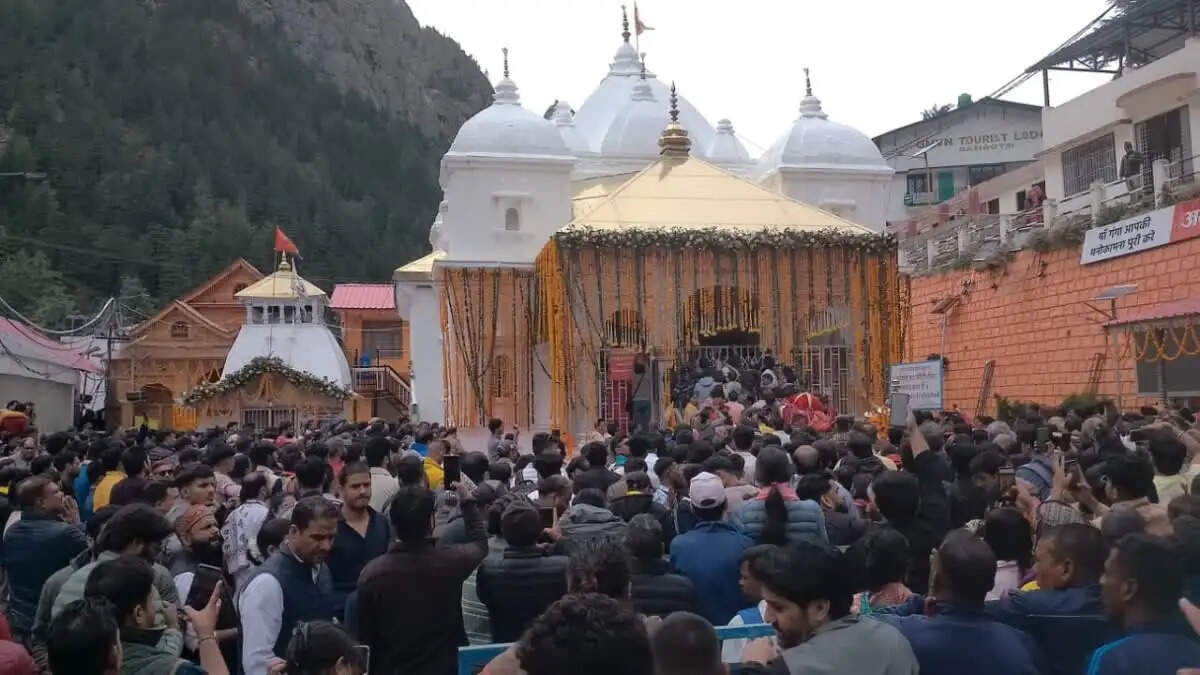 गंगोत्री धाम के कपाट खुले, चारधाम यात्रा का शुभारंभ