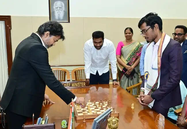 तमिलनाडु के मुख्यमंत्री ने ग्रैंडमास्टर प्रज्ञानानंद को 50 लाख रुपये का पुरस्कार दिया