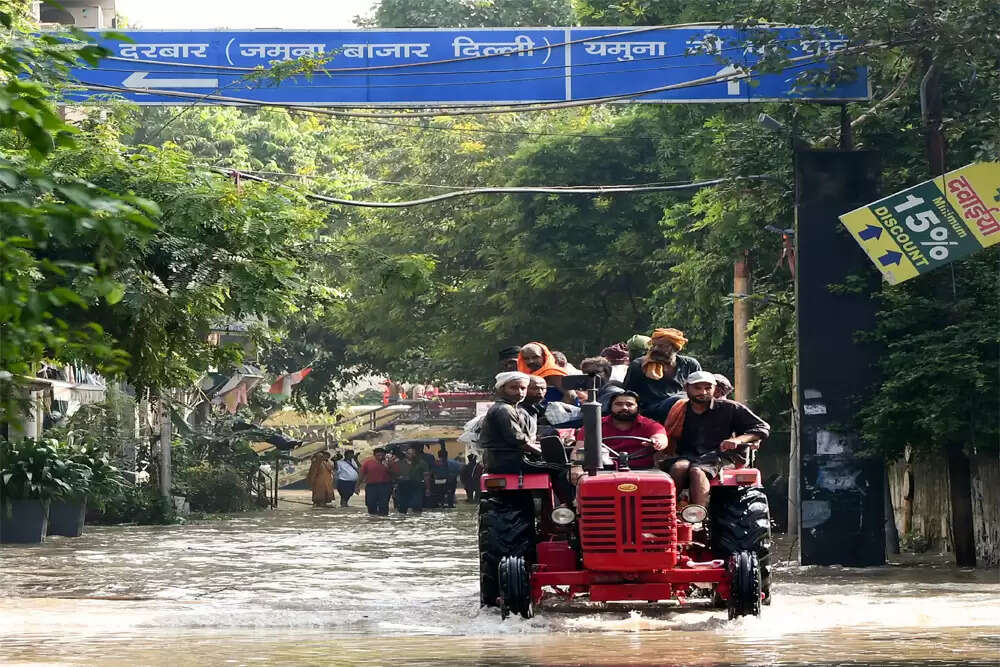 दिल्ली में यमुना नदी का जलस्तर बढ़ने से बाढ़ की स्थिति, राहत शिविर भी प्रभावित