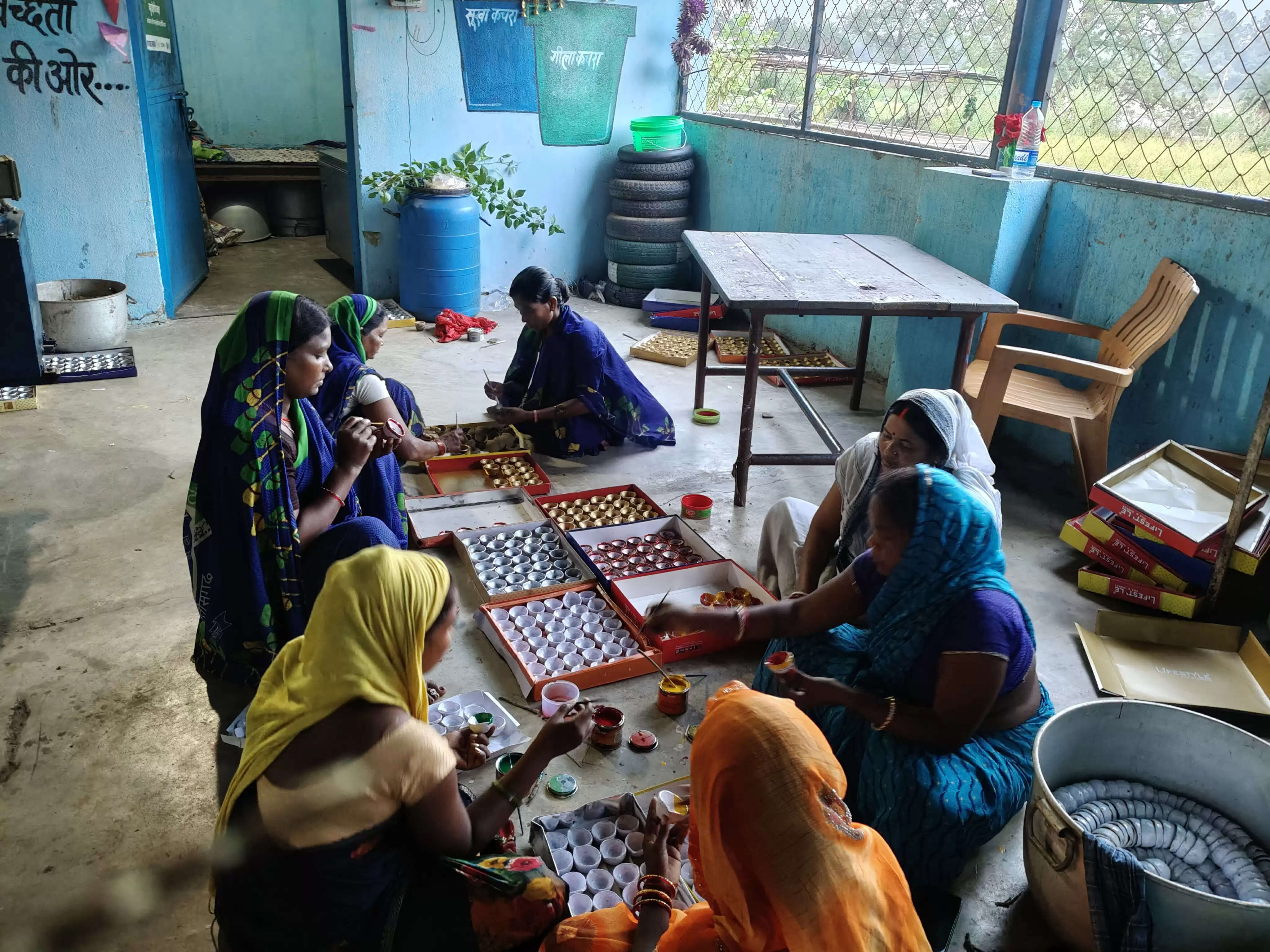 गोबर से कमाई की रोशनी: रामानुजगंज की महिलाएं बना रहीं इको-फ्रेंडली दीये, दीपावली पर सजेंगे घर-आंगन
