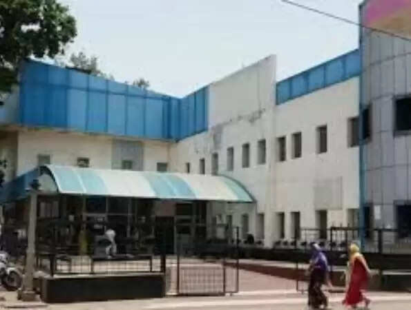 कानपुर हैलट अस्पताल में स्वास्थ्यकर्मियों की लापरवाही पर कार्रवाई