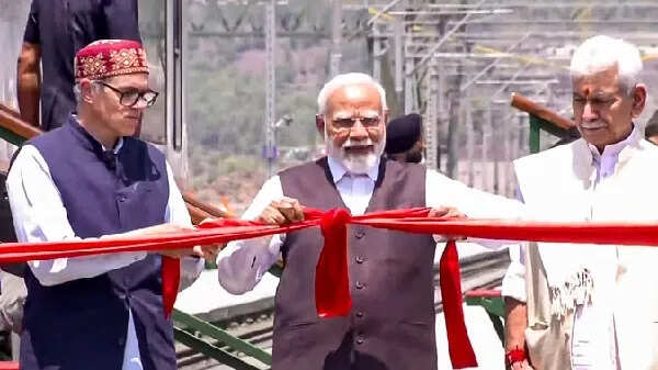 प्रधानमंत्री मोदी ने दुनिया के सबसे ऊंचे चिनाब रेल पुल का उद्घाटन किया