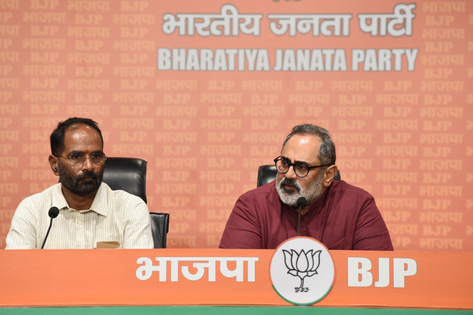 पूर्व केंद्रीय मंत्री राजीव चंद्रशेखर 02 अगस्त को भाजपा मुख्यालय में एक प्रेस कॉन्फ्रेंस को संबोधित करते हुए।