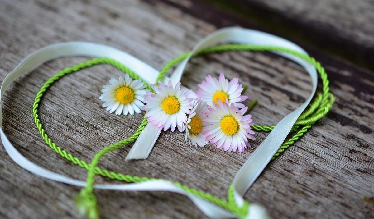 दैनिक प्रेम राशिफल: जानें 1 अप्रैल 2026 के लिए आपके सितारे क्या कहते हैं