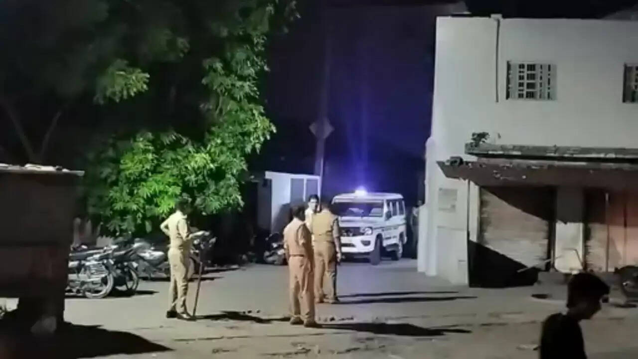 लखनऊ में हकीम के घर छापेमारी: असलहे और विस्फोटक सामग्री का बड़ा खुलासा